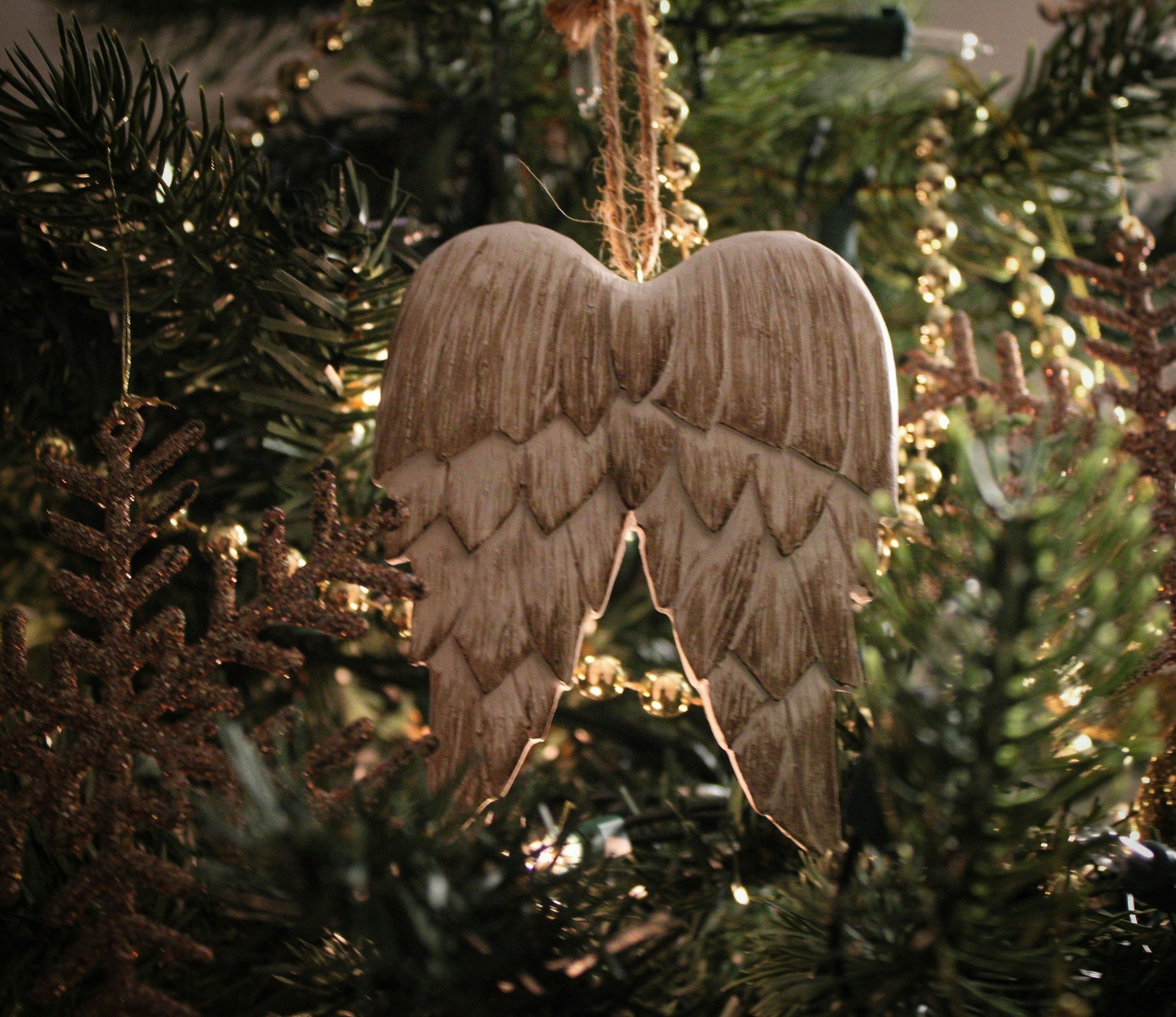 Un angelo in legno appeso a un albero di Natale