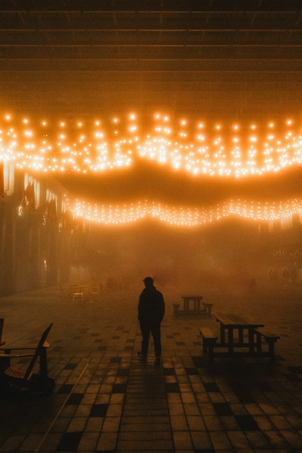 Ein Mann steht in einem Raum mit Lichtern, die von der Decke hängen
