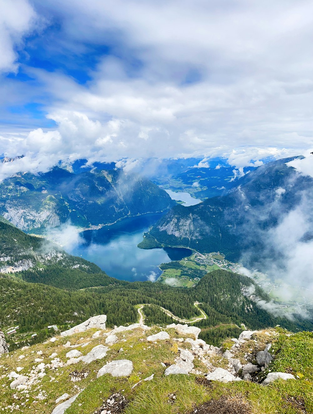 Una vista de una cadena montañosa con un lago en la distancia