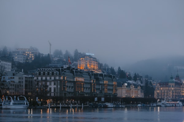 Rothenburg bei Luzern – Blick auf die Gemeinde am Ufer der Reuss mit Bergpanorama in der Zentralschweiz