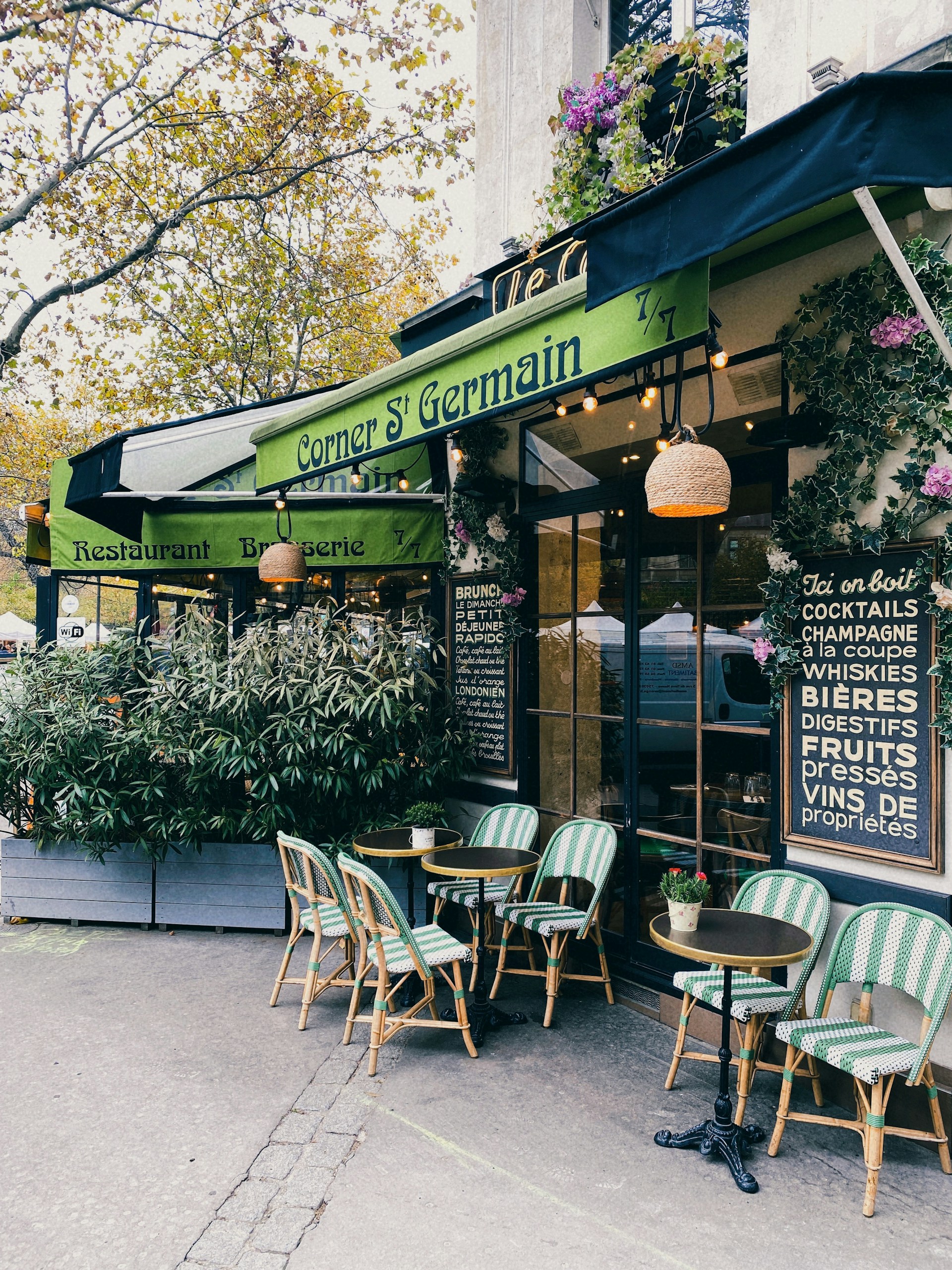 gray computer monitor