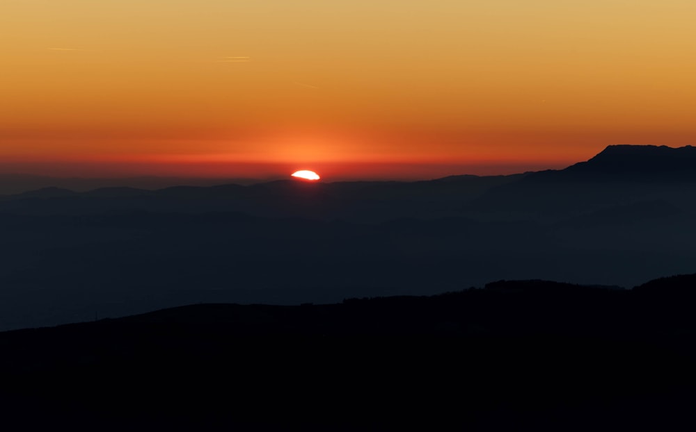 太陽が山脈に沈む
