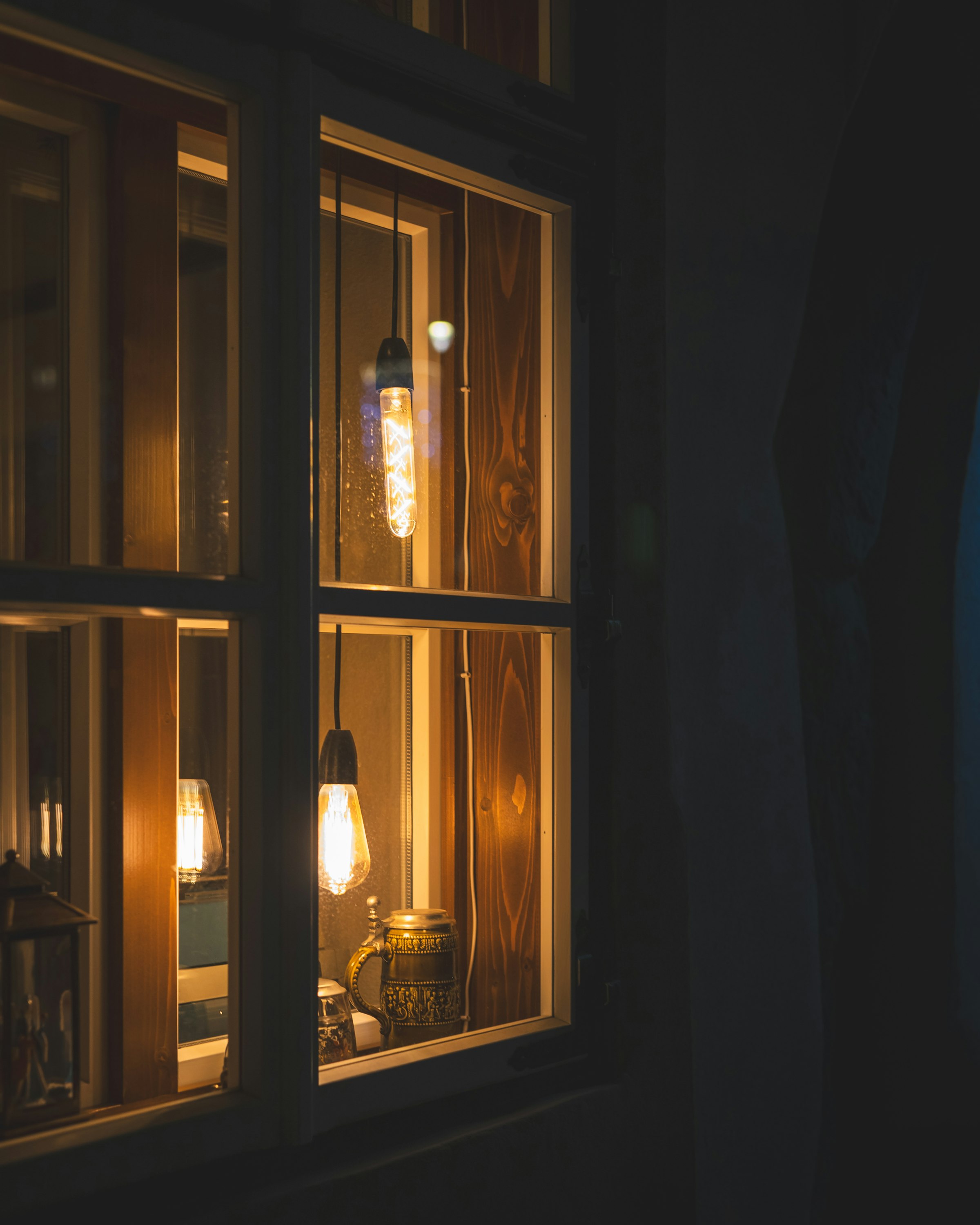 Ζεστό φως από παράθυρο τη νύχτα