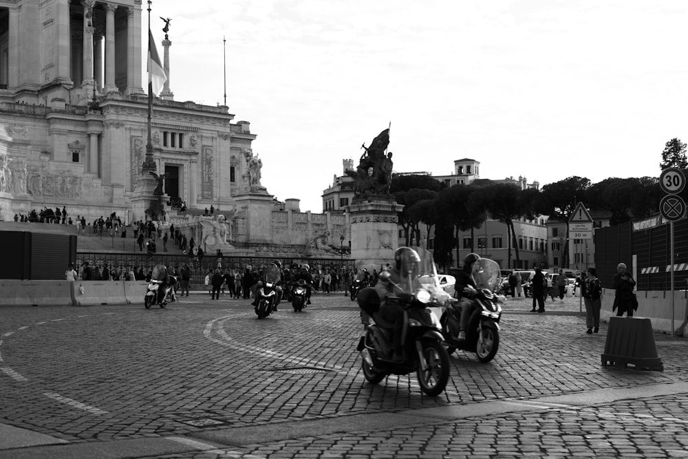 오토바이를 탄 사람의 흑백 사진