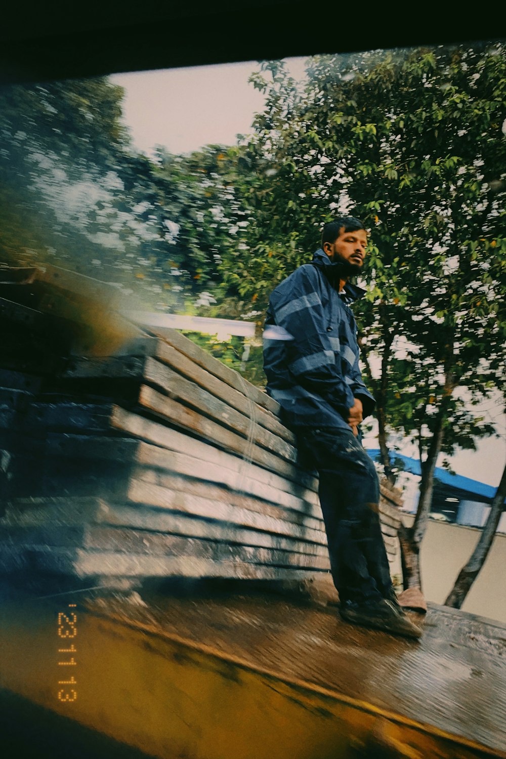 un homme debout sur un banc en bois