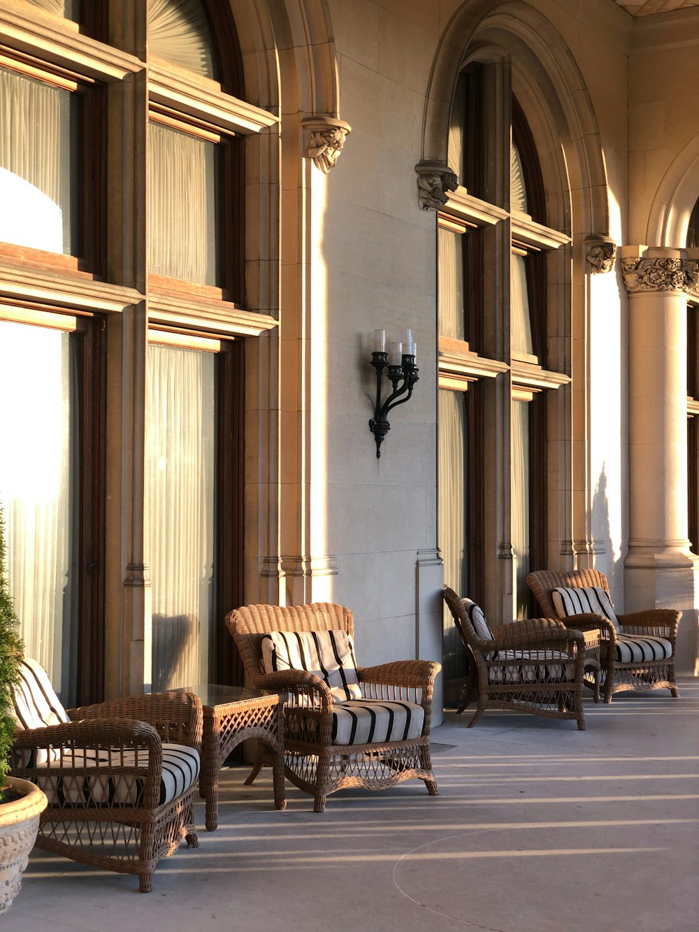 a row of chairs sitting on a sidewalk next to a building