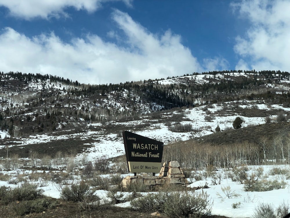 uma placa no meio de um campo nevado