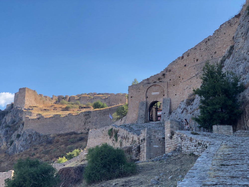 un chemin de pierre menant à un château sur une colline