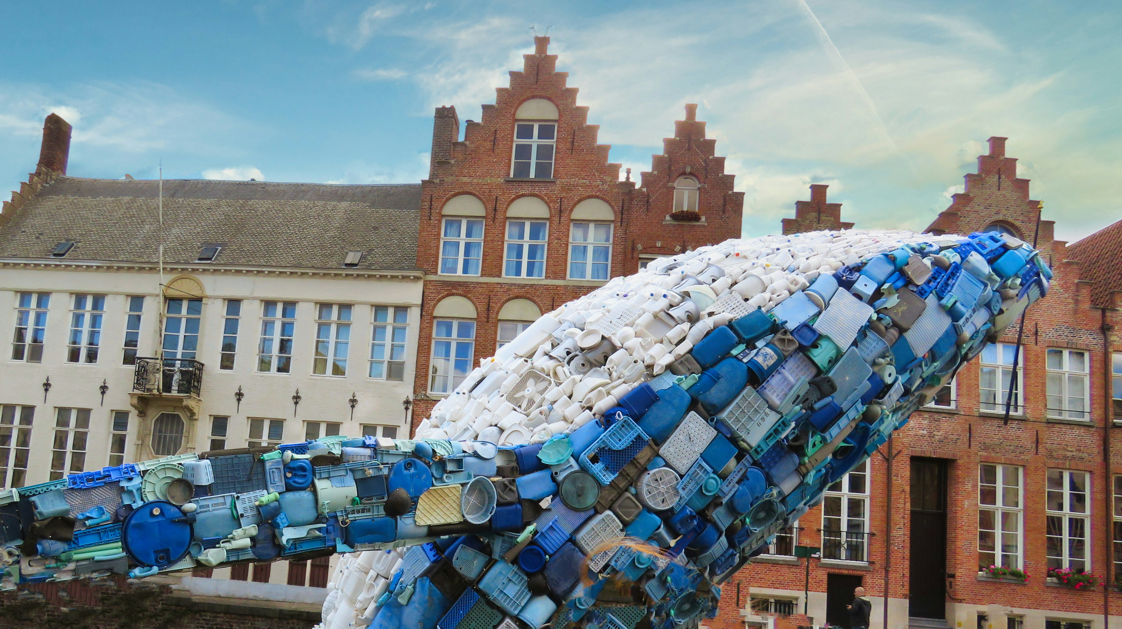 En la segunda edición de la Trienal de arte,en Brujas, en 2.018, en el canal Spiegelrei surge una ballena azul de 11 metros y 5 toneladas de desechos plásticos recuperados en el océano atlántico y pacífico Este salto de la ballena busca llamar la atención sobre los inmensos volúmenes de desechos plásticos que nadan en nuestros océanos