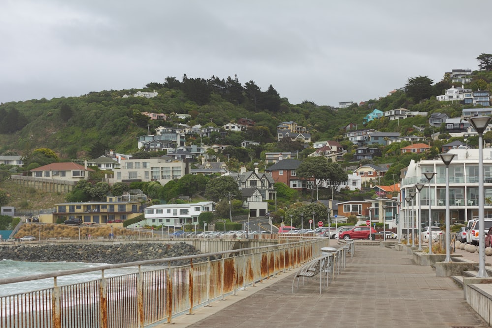 Une ville avec beaucoup de maisons sur une colline