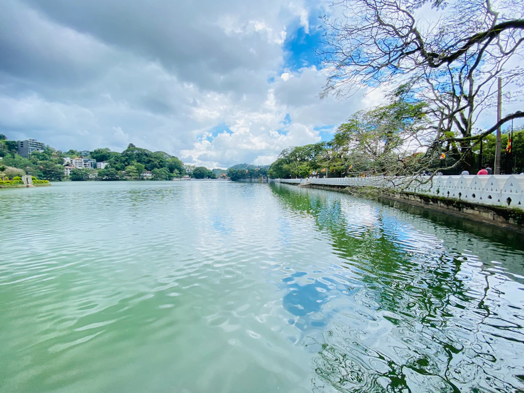 The tranquil Kandy Lake