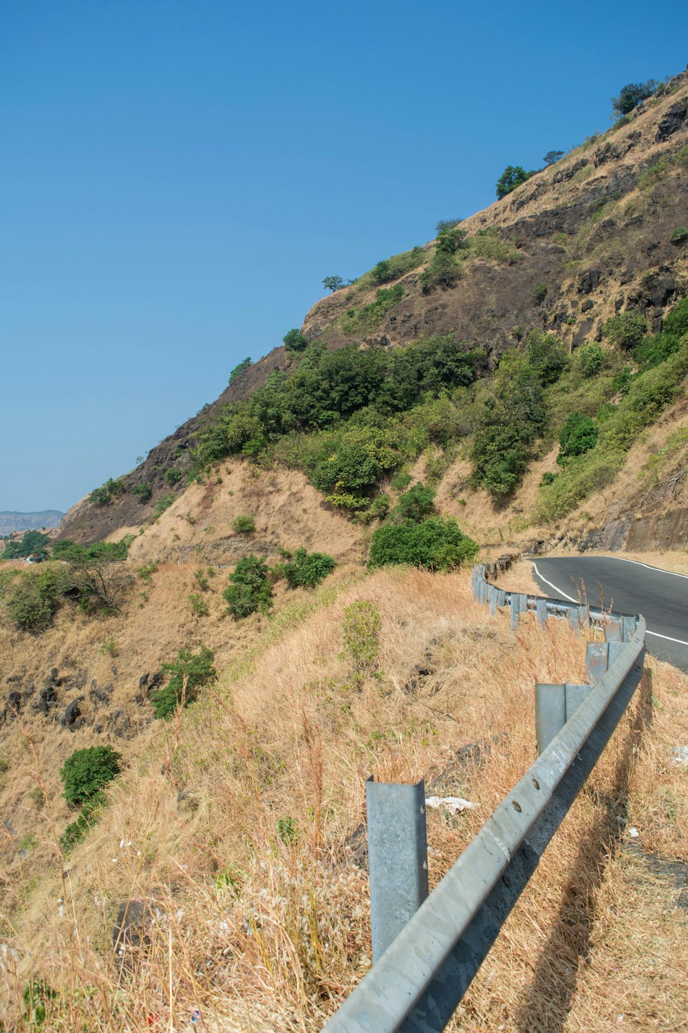 una veduta di una strada che sale su una collina