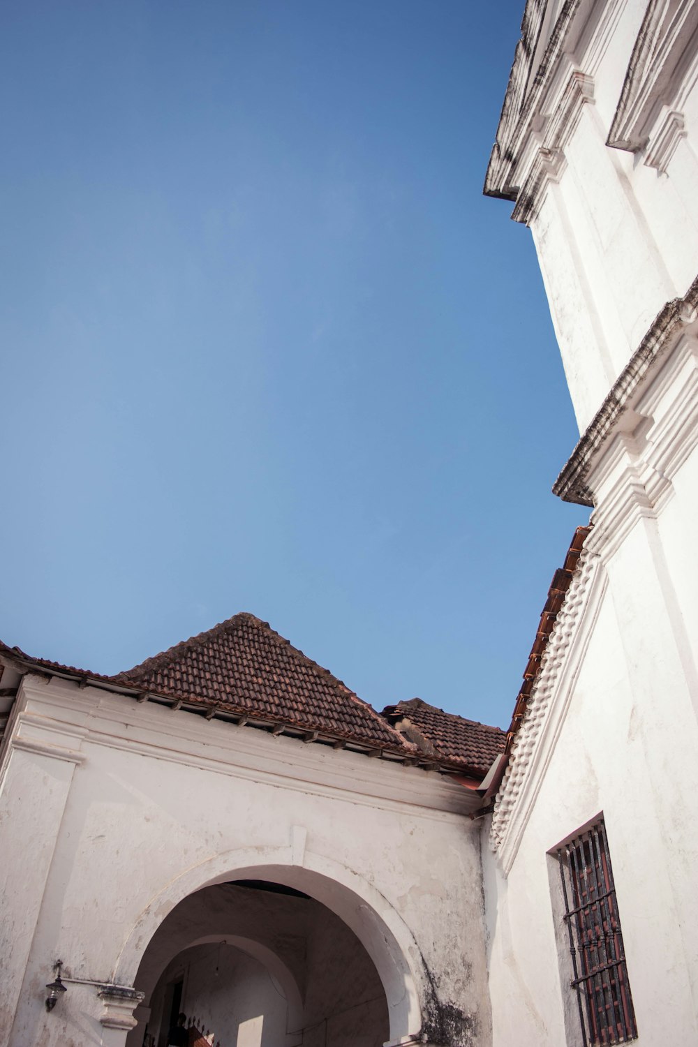 un grand bâtiment blanc avec une horloge sur le côté