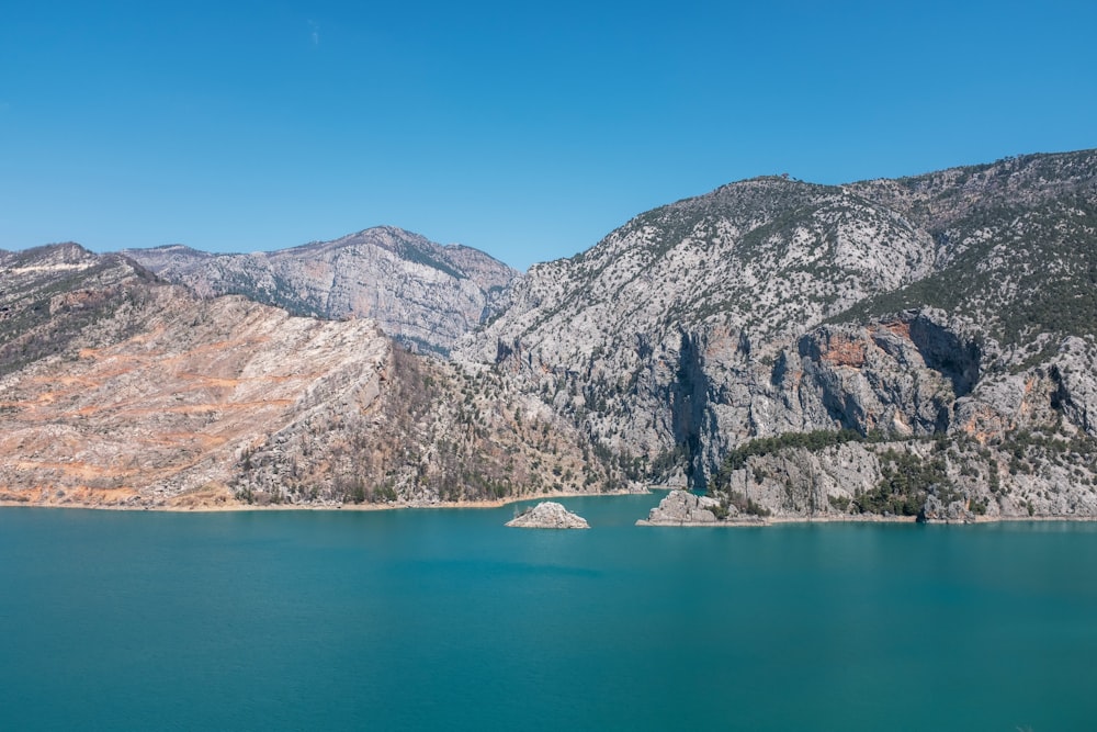 una gran masa de agua rodeada de montañas