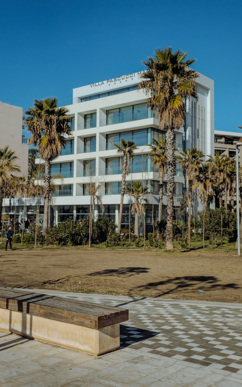 Un edificio con palmeras frente a él