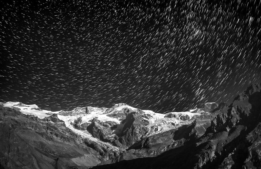 une photo en noir et blanc d’une montagne enneigée