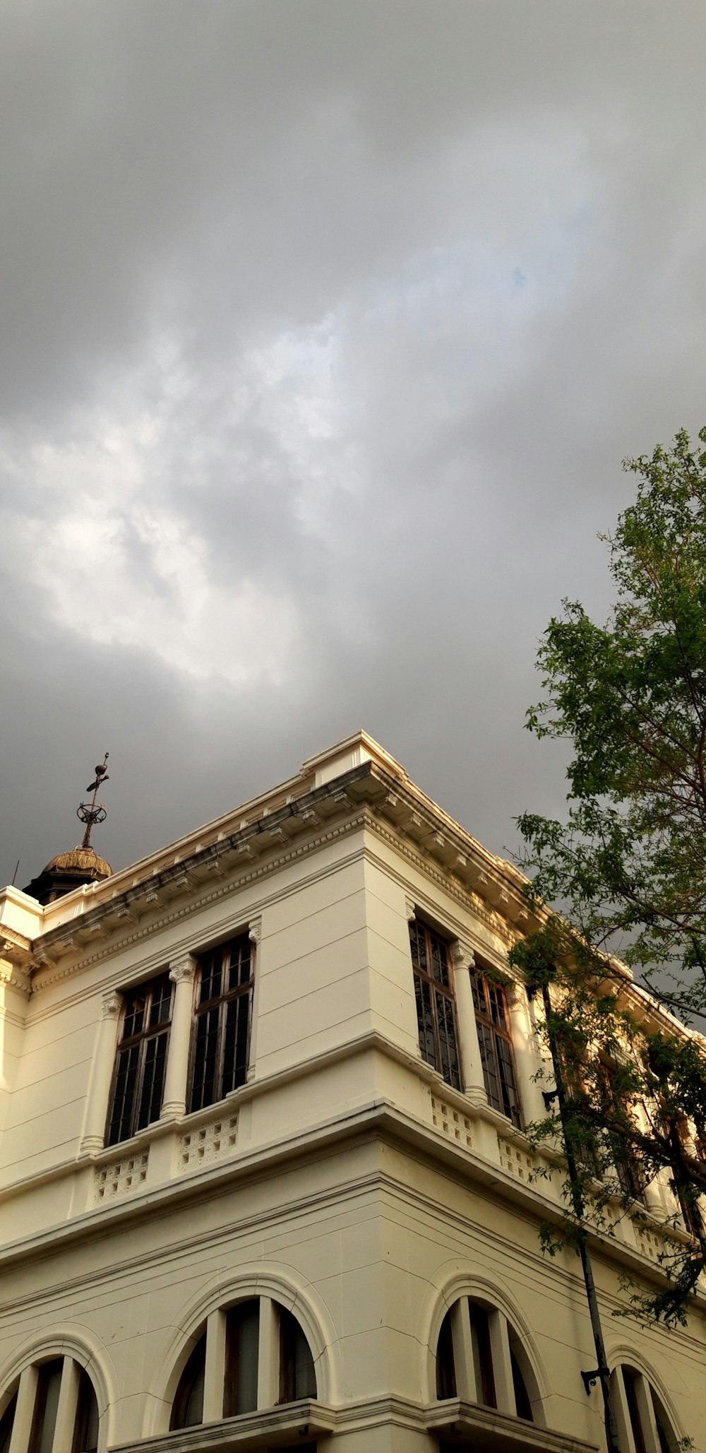 un edificio alto con un orologio in cima