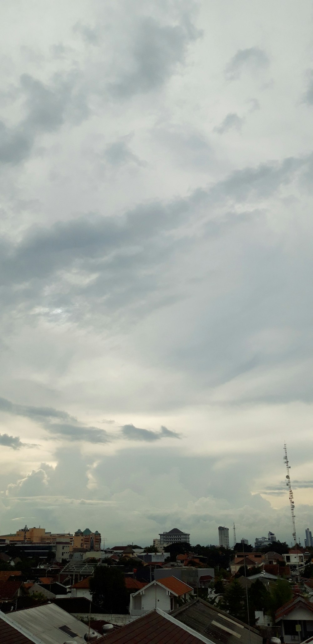 uma vista de um céu nublado sobre uma cidade