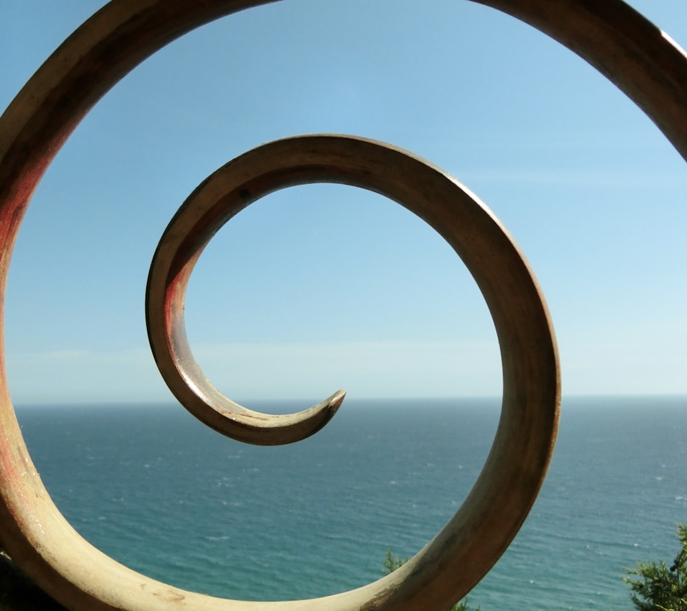 uma vista do oceano de dentro de uma escultura
