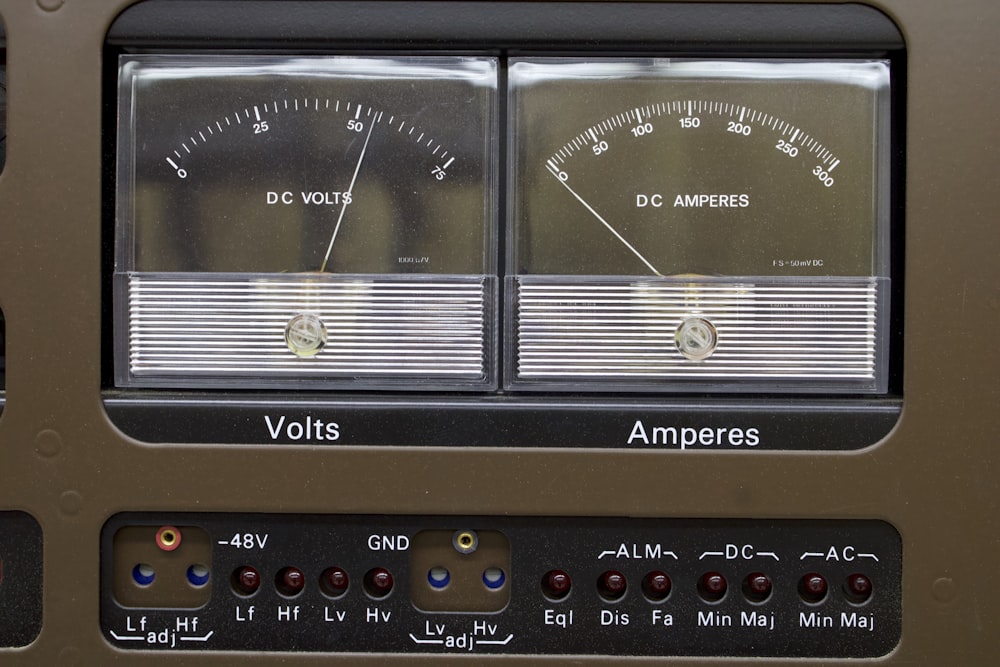 Un primer plano de una radio con voltios y amperímetros
