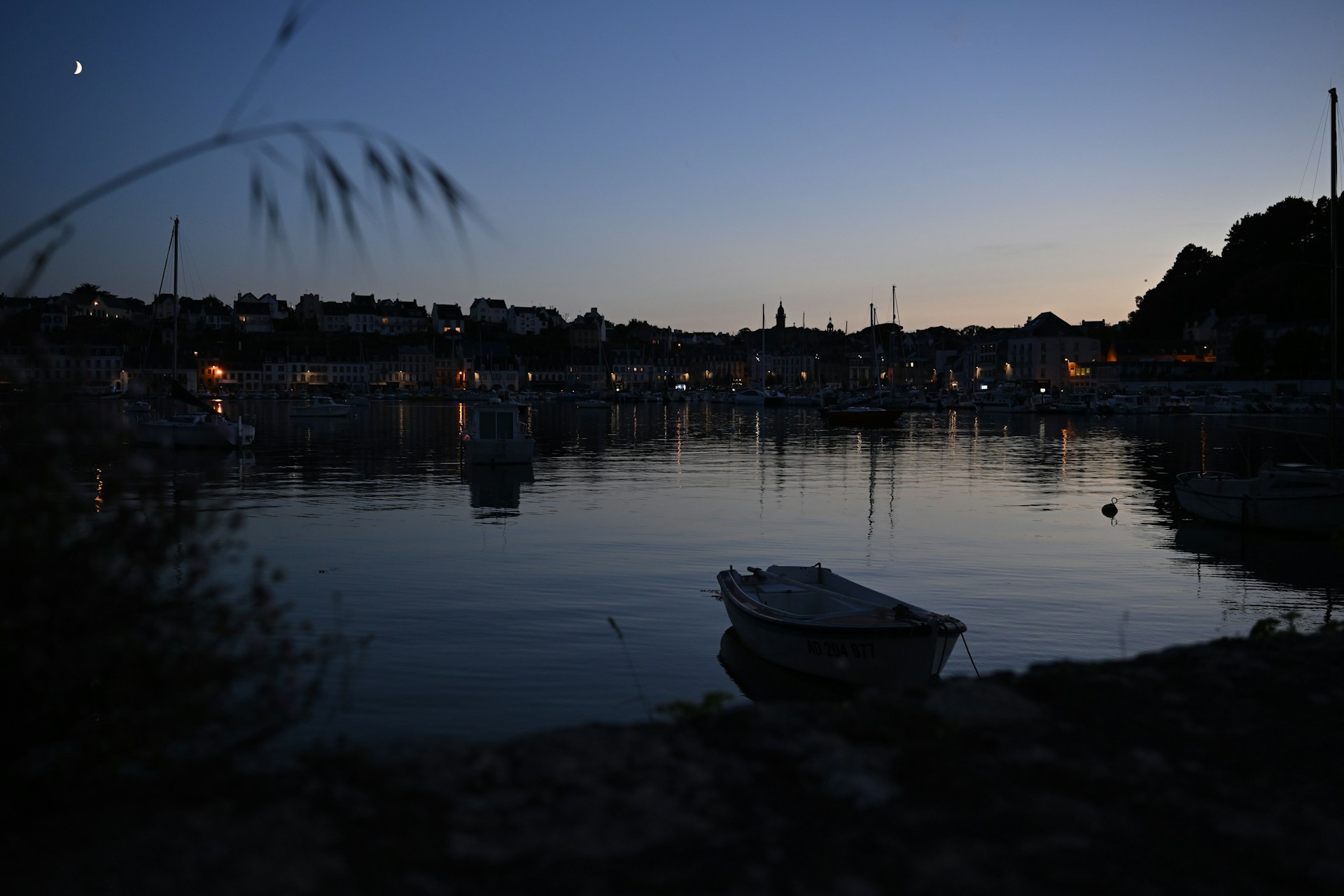 gray computer monitor