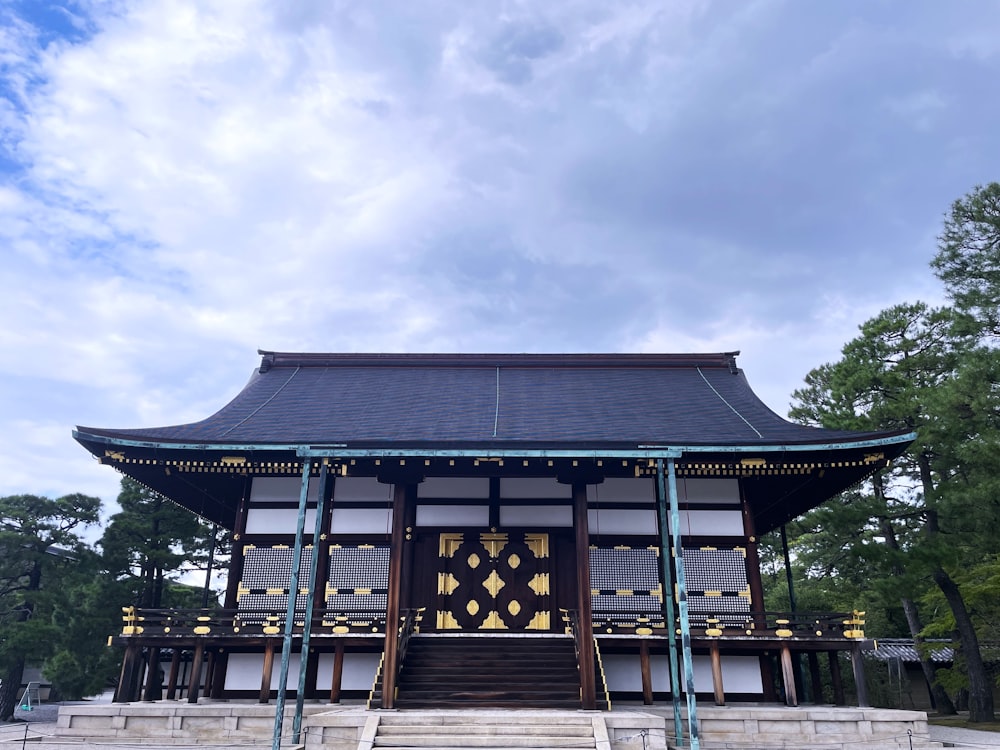 階段のある大きな建物