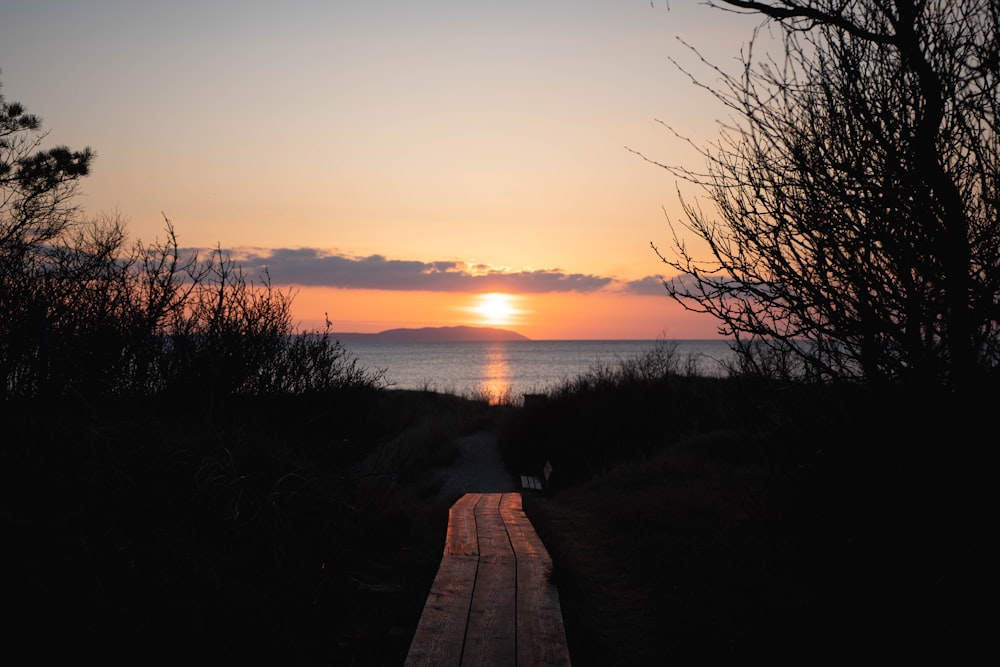 Le soleil se couche sur un plan d’eau