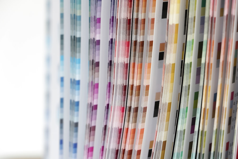 Eine Nahaufnahme einer Reihe von verschiedenfarbigen Papieren
