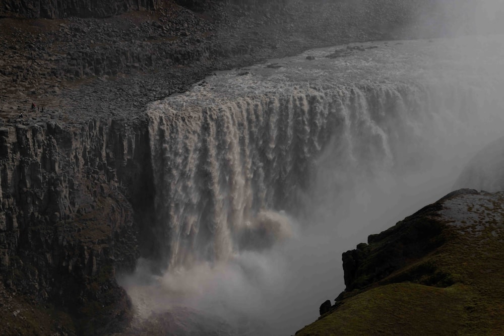 una cascata molto alta da cui esce molta acqua