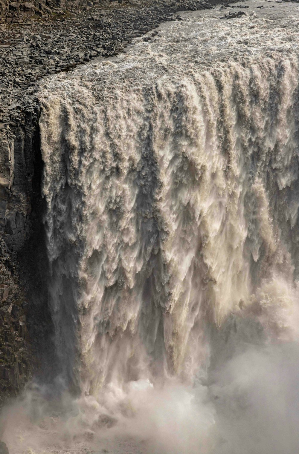 una grande cascata da cui esce l'acqua