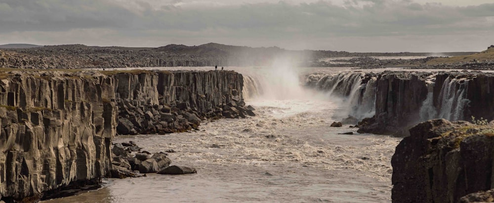 una grande cascata da cui esce l'acqua