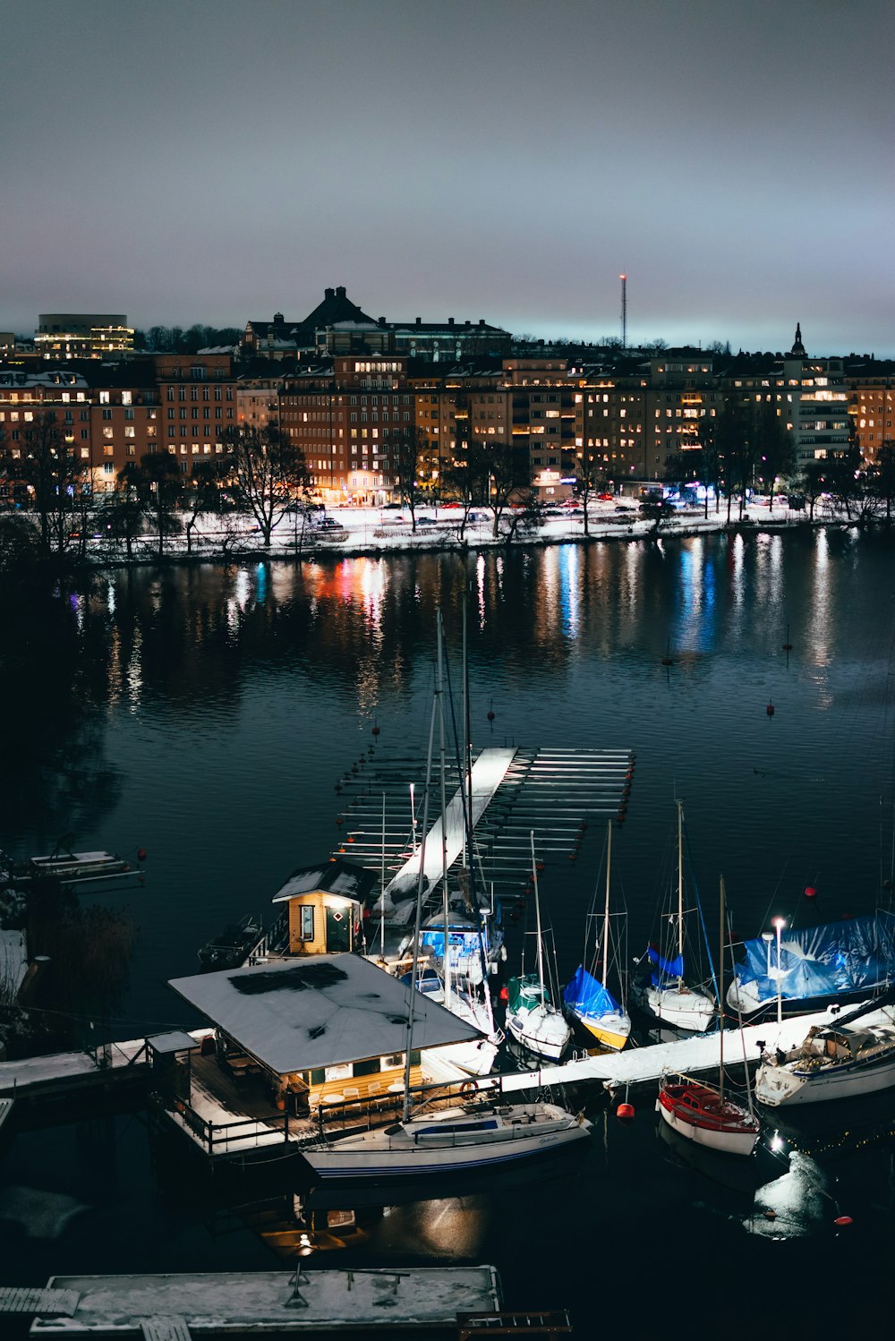 Ein Hafen voller Boote in der Nacht