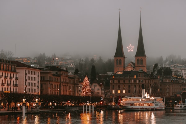 Horw bei Luzern – Panorama der Luzerner Seebucht mit der Halbinsel Horw und Alpenkulisse