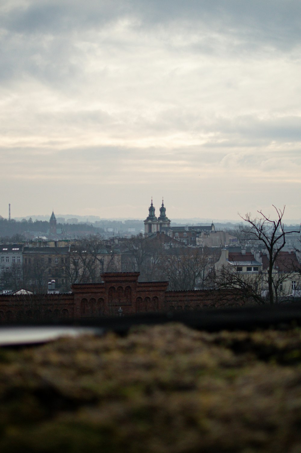 Blick auf eine Stadt von der Spitze eines Hügels