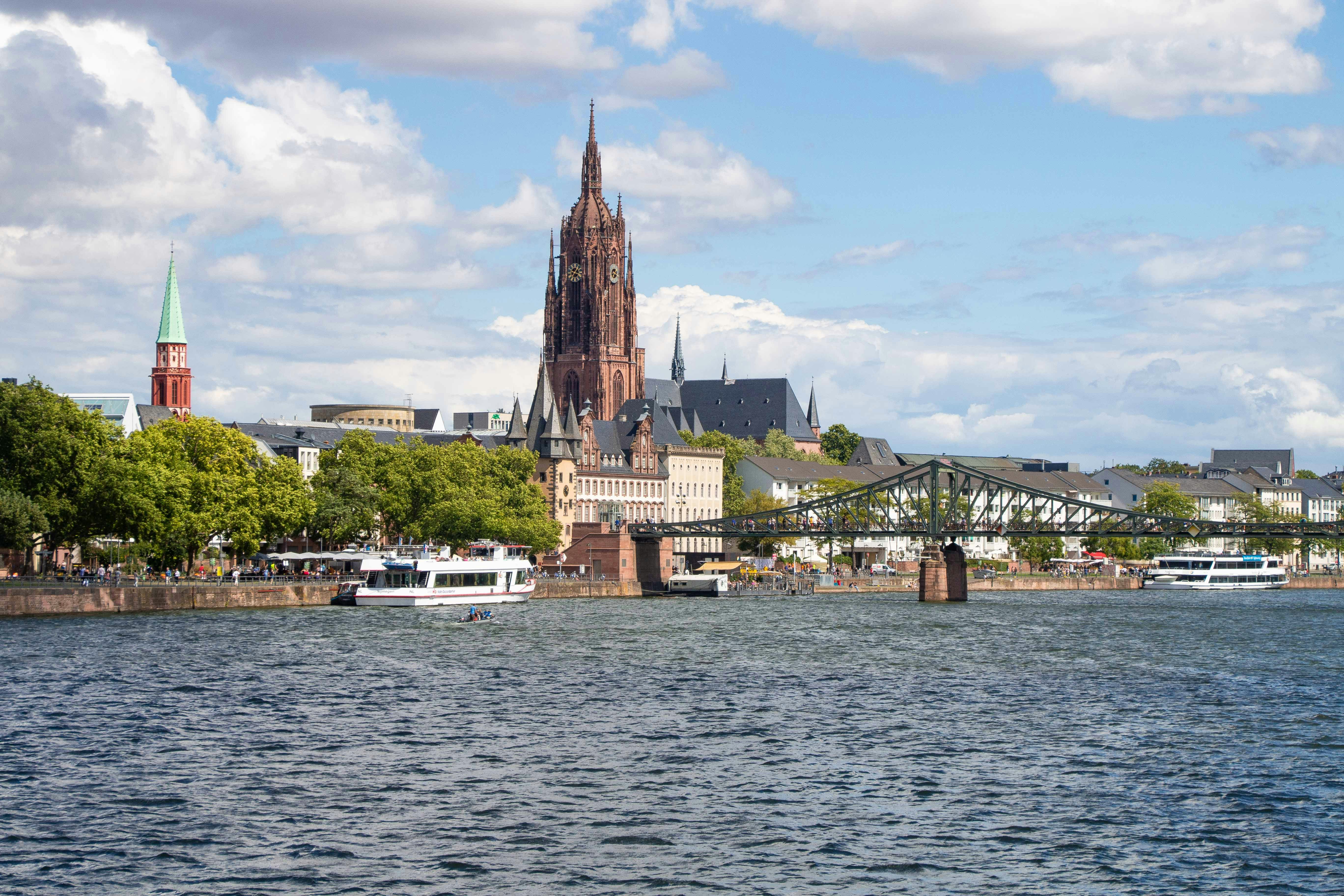 Una grande cattedrale che domina una città vicino a un fiume