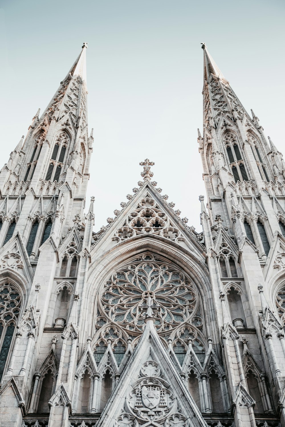 Una catedral muy alta con un reloj a su lado