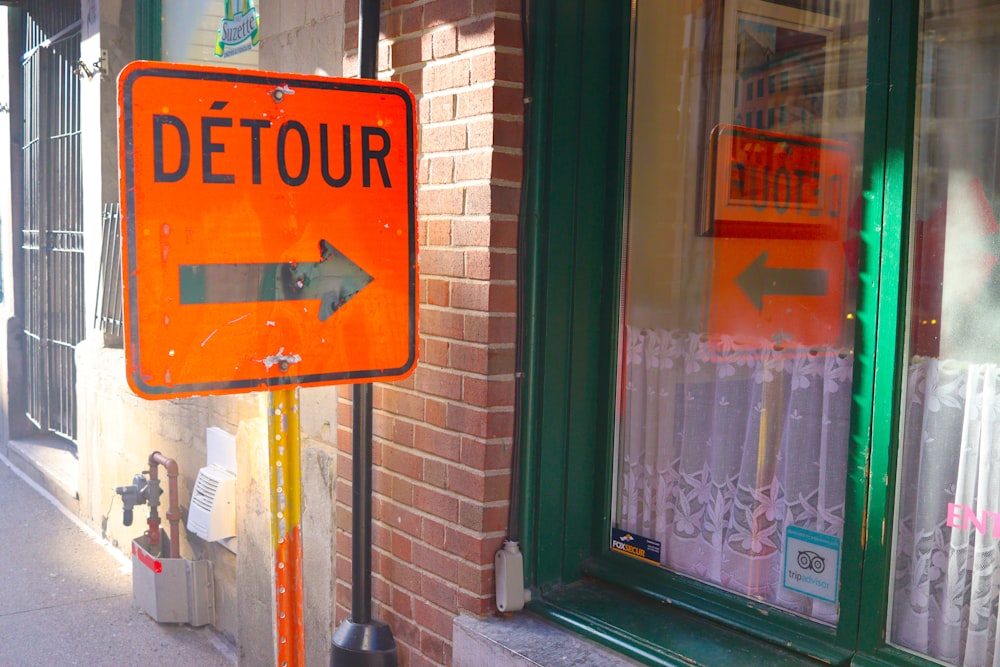 a detour sign on the side of a building