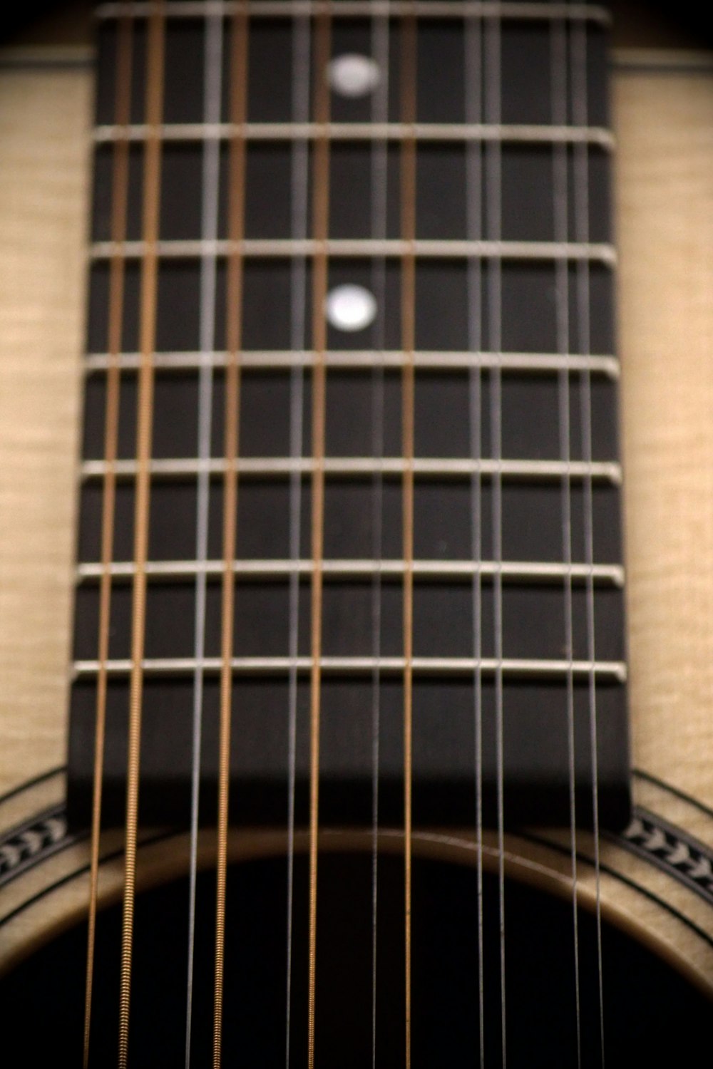 Un primer plano del mástil y los trastes de una guitarra