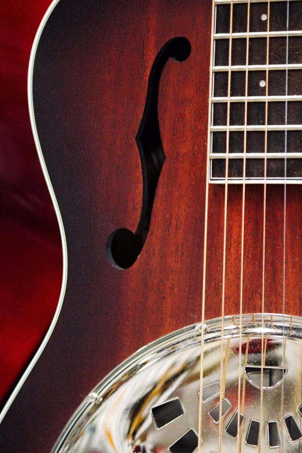 a close up of a guitar neck and frets