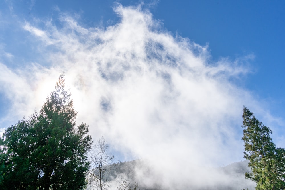 uma nuvem paira sobre o topo de uma montanha