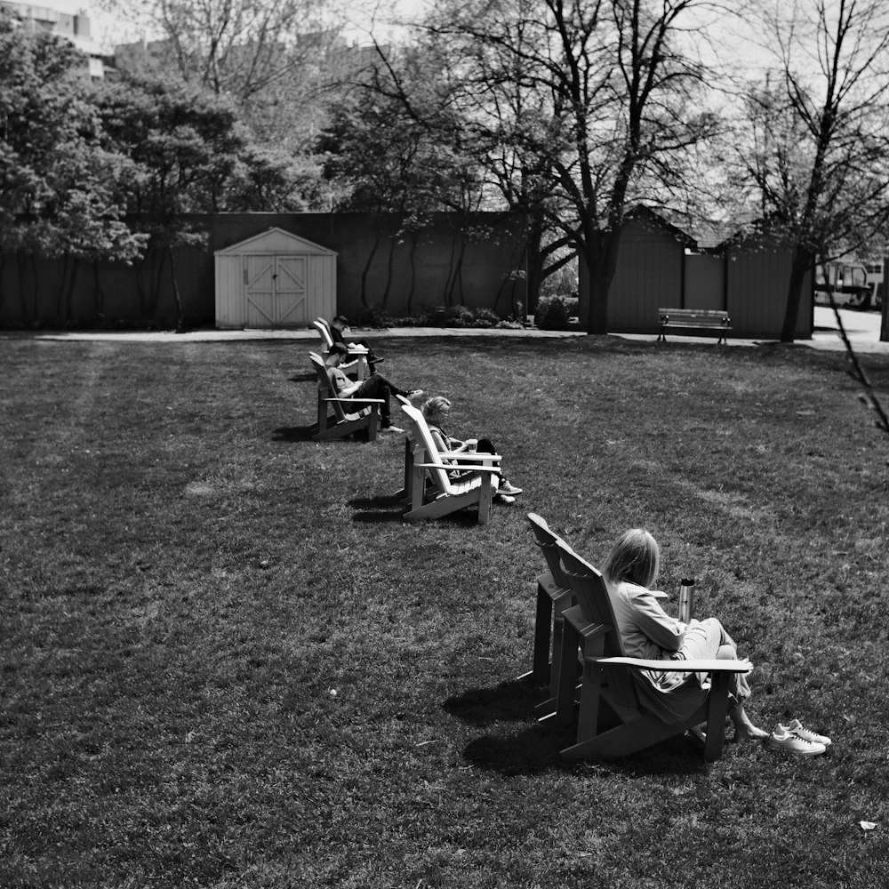 une photo en noir et blanc d’une personne assise sur un banc