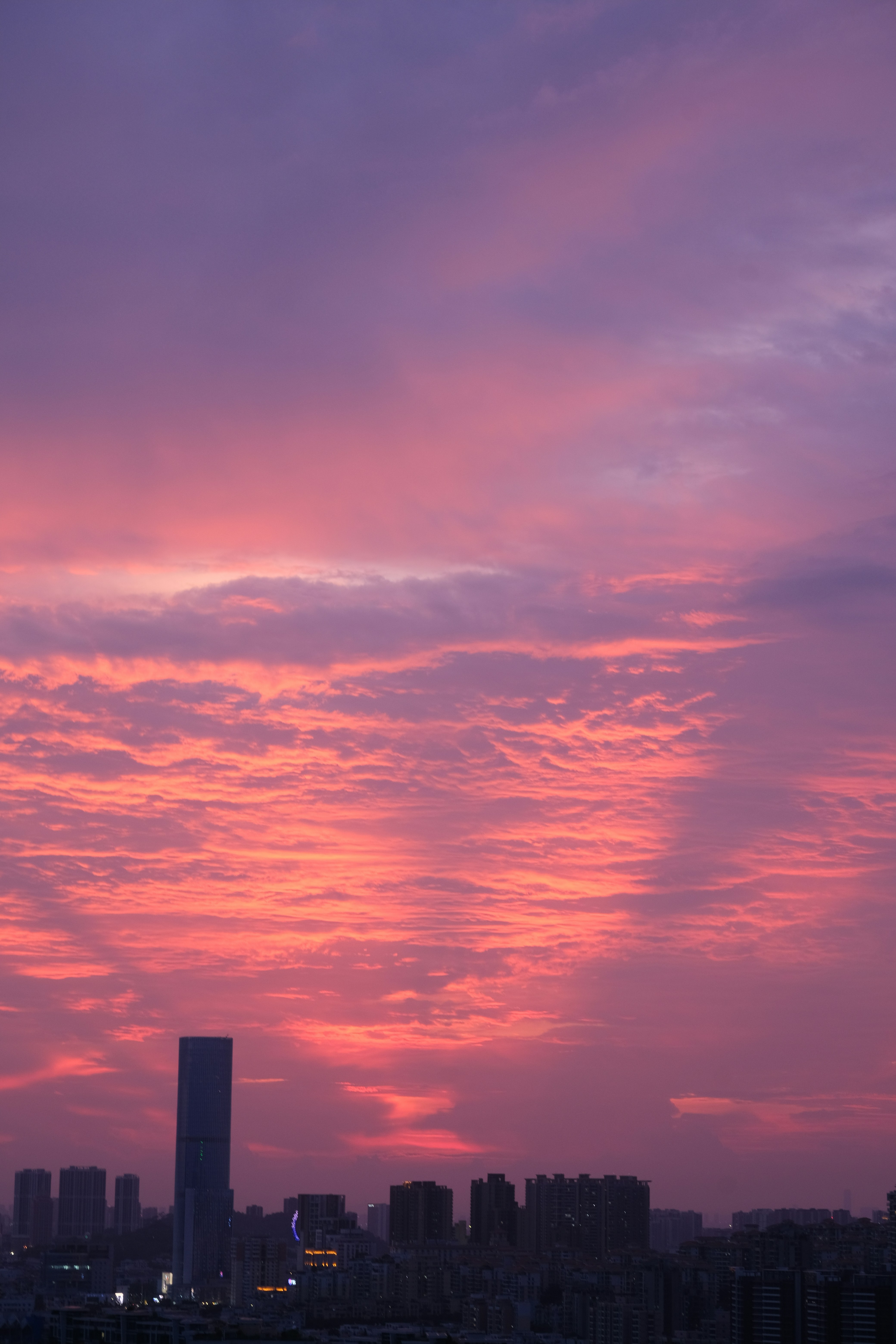 Una vista al atardecer de una ciudad con edificios altos