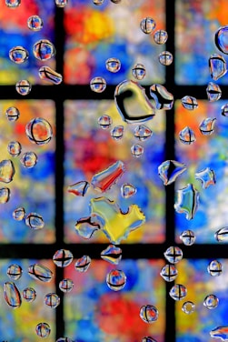 Colorful water tubes arranged in a puzzle layout with droplets sparkling around.