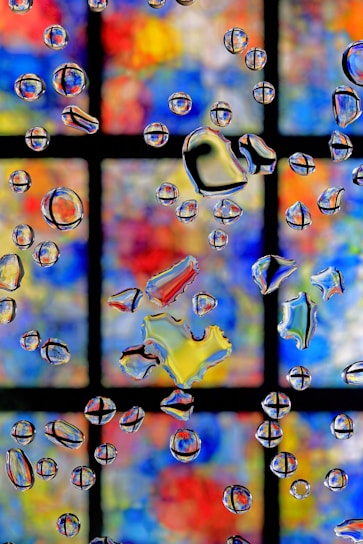 Colorful water tubes arranged in a puzzle layout with droplets sparkling around.