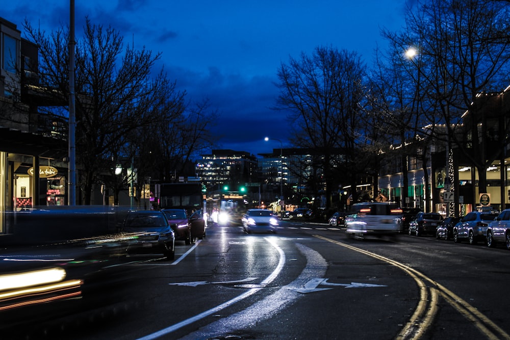 Una strada cittadina piena di molto traffico di notte
