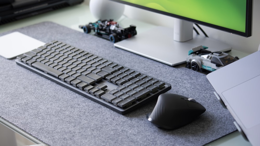 um teclado e mouse de computador em uma mesa