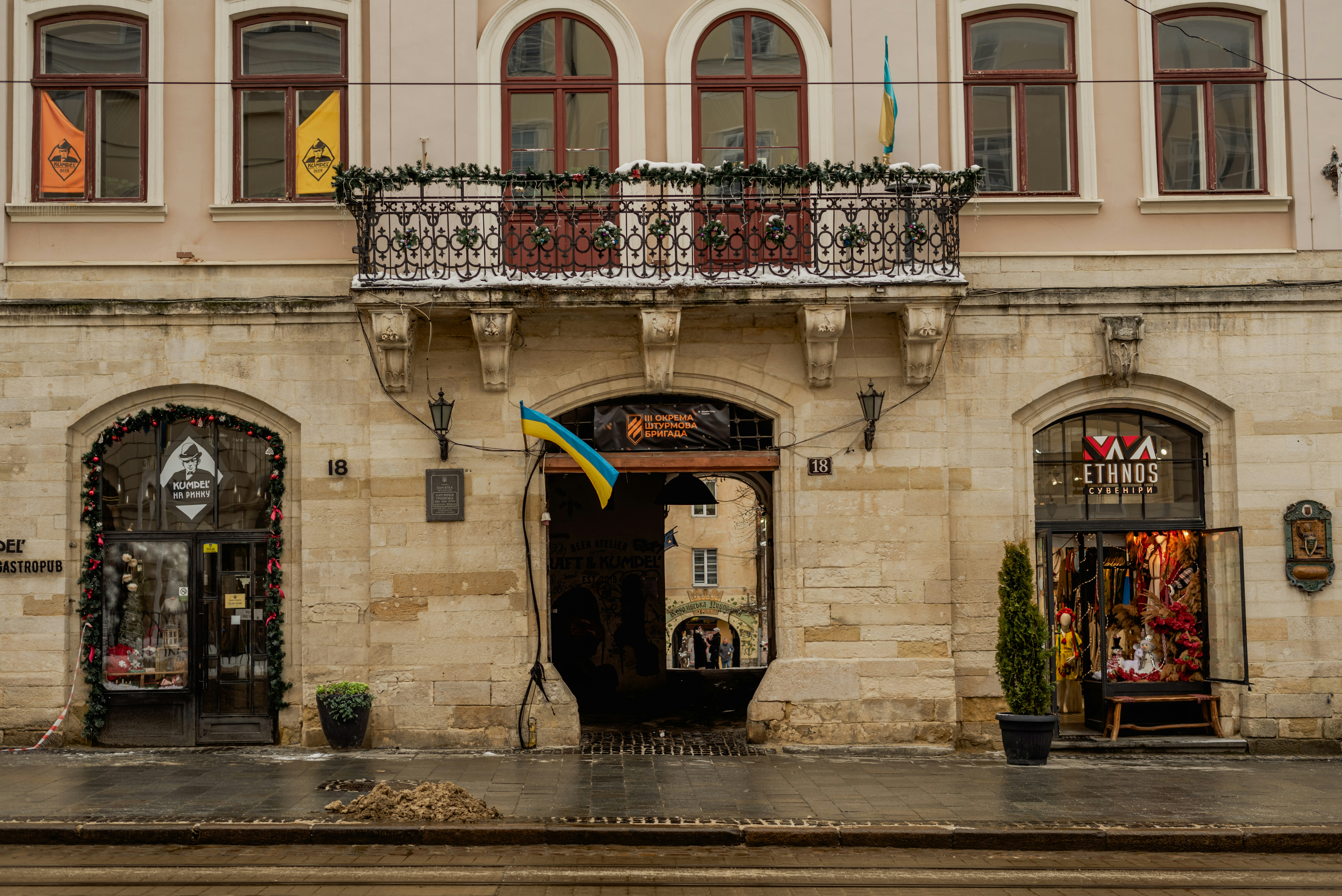a building that has a bunch of windows on it