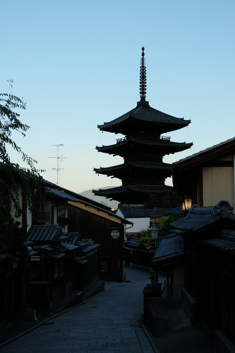 una alta torre de pagoda que se eleva sobre una ciudad
