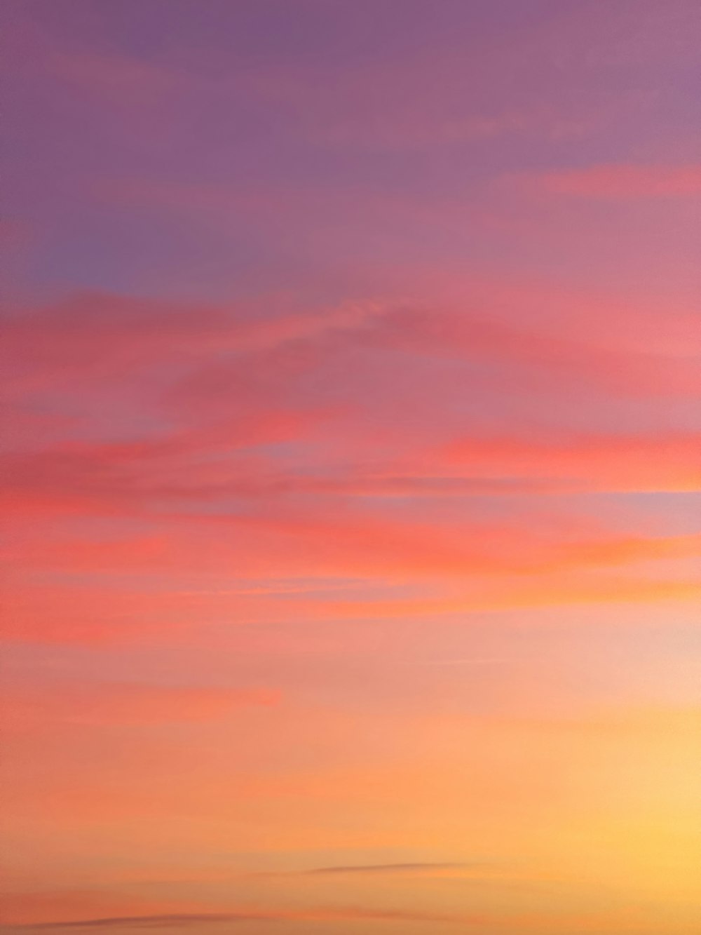 Un avión volando en el cielo al atardecer