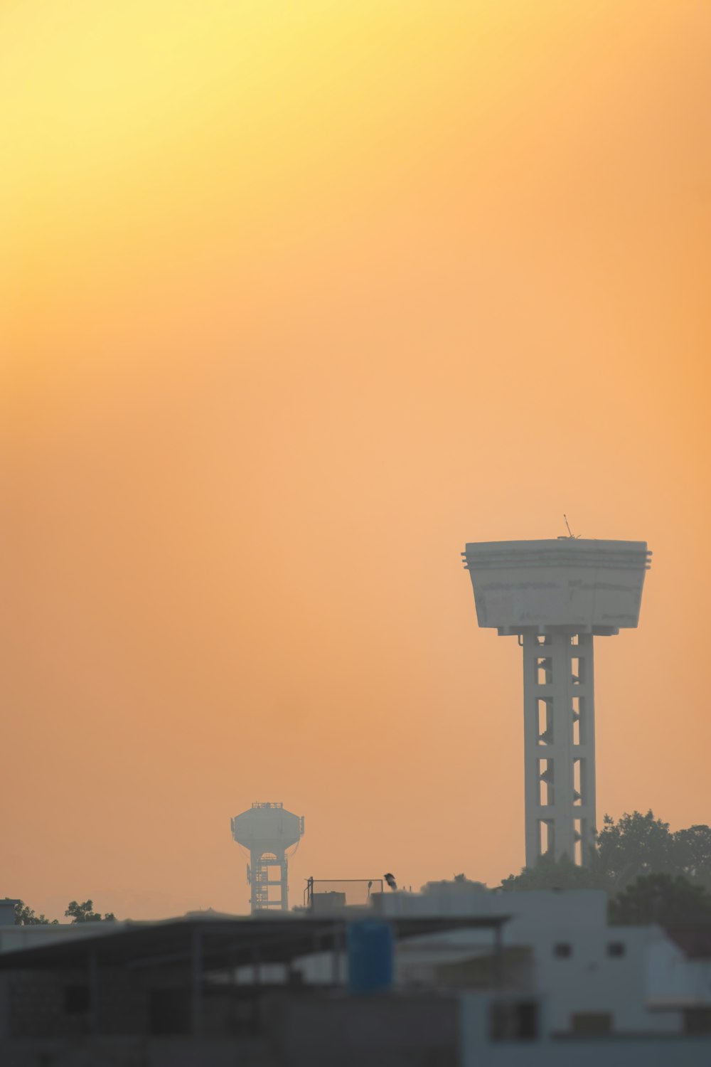 ein Flugzeug, das am Himmel mit einem Turm im Hintergrund fliegt